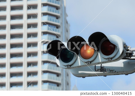 黃色交通燈和建築物 130040415