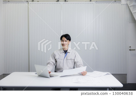 Worker seeing drawing 130040638