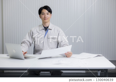 Worker seeing drawing 130040639