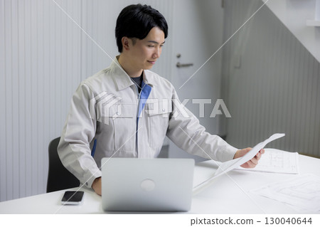 工人看到繪圖 130040644