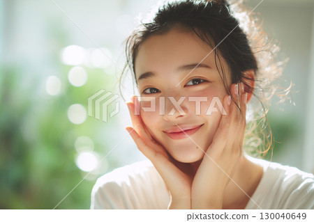 沐浴在自然光下，擁有自然美麗肌膚的日本女性（美容、廣告、生活方式） 130040649