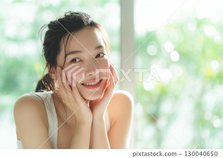 沐浴在自然光下，擁有自然美麗肌膚的日本女性（美容、廣告、生活方式） 130040650