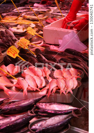 魚在香港島北角的一個市場上出售。日本有很多魚不熟悉 130040741
