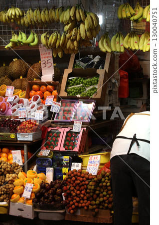 在露天市場出售的水果，如橙子。其中大部分是進口的。 130040751