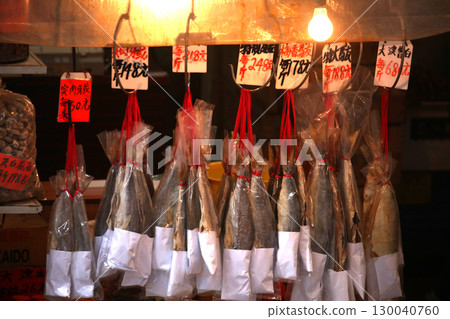 鹽乾魚(火腿)在香港西部的德助道出售。它類似於草屋,味道鮮美。以前很便宜,但現在很貴 鹽乾魚(火腿)在香港西部的德助道出售。它類似於草屋,味道鮮美。以前很便宜,但現在很貴 130040760