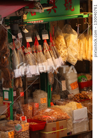 鹽乾魚(火腿)在香港西部的德助道出售。它類似於草屋,味道鮮美。以前很便宜,但現在很貴 鹽乾魚(火腿)在香港西部的德助道出售。它類似於草屋,味道鮮美。以前很便宜,但現在很貴 130040761