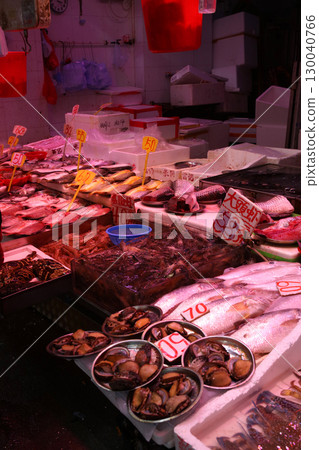 在露天市場出售的水果,如橙子。其中大部分是進口的。 在露天市場出售的水果,如橙子。其中大部分是進口的。 130040766