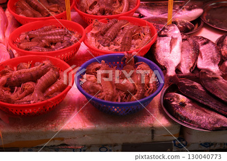 魚在香港島北角的一個市場上出售。日本有很多魚不熟悉 魚在香港島北角的一個市場上出售。日本有很多魚不熟悉 130040773
