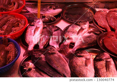 魚在香港島北角的一個市場上出售。日本有很多魚不熟悉 魚在香港島北角的一個市場上出售。日本有很多魚不熟悉 130040774