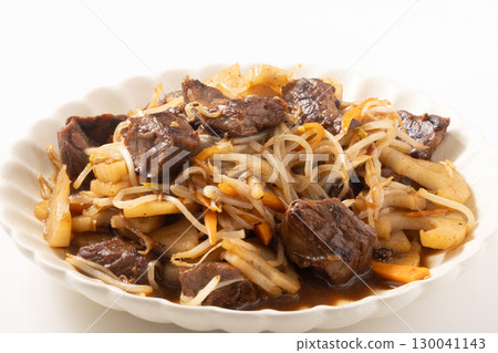 Beef belly, lotus root and bean sprouts stir-fry 130041143