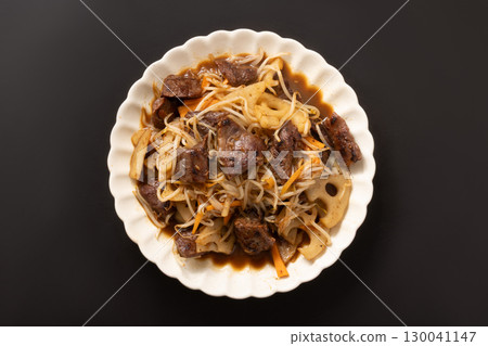 Beef belly, lotus root and bean sprouts stir-fry 130041147