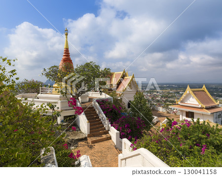 考衝克拉約克寺 (Wat Khao Chong Krajok) 是位於泰國南部巴蜀府山上的一座寺廟 130041158