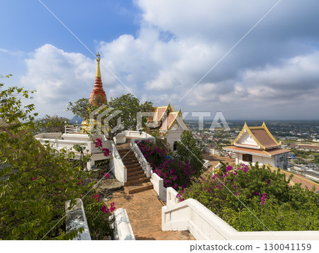考衝克拉約克寺 (Wat Khao Chong Krajok) 是位於泰國南部巴蜀府山上的一座寺廟 考衝克拉約克寺 (Wat Khao Chong Krajok) 是位於泰國南部巴蜀府山上的一座寺廟 130041159