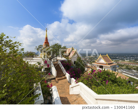 考衝克拉約克寺 (Wat Khao Chong Krajok) 是位於泰國南部巴蜀府山上的一座寺廟 130041160