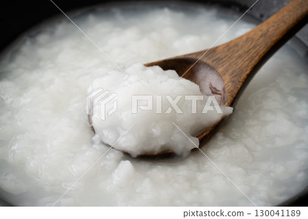 用湯匙舀粥的特寫 130041189