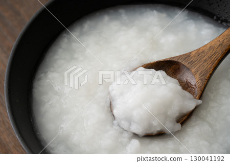 用湯匙舀粥的特寫 130041192