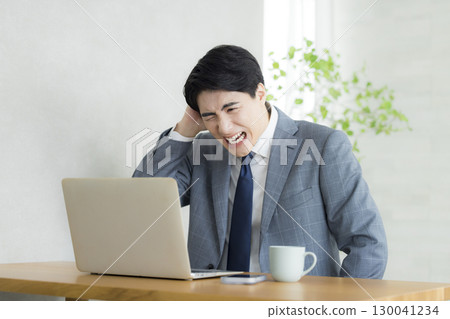 商人抱著他的頭 130041234