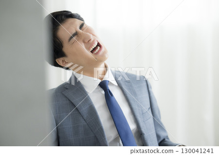 商人抱著他的頭 商人抱著他的頭 130041241