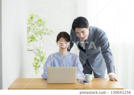 一個男人和一個女人開會 一個男人和一個女人開會 130041256