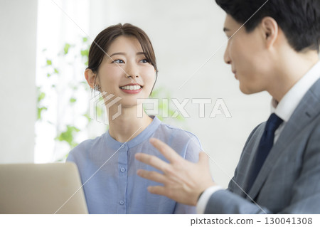 一個男人和一個女人開會 一個男人和一個女人開會 130041308