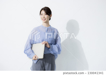 穿著淺藍色襯衫的年輕女子 穿著淺藍色襯衫的年輕女子 130041341