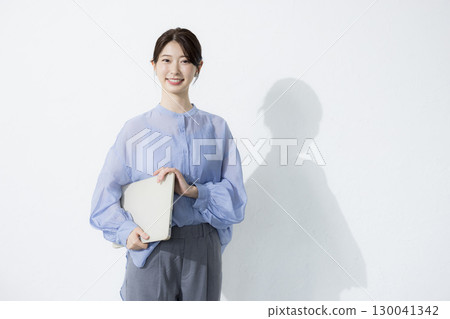 穿著淺藍色襯衫的年輕女子 130041342