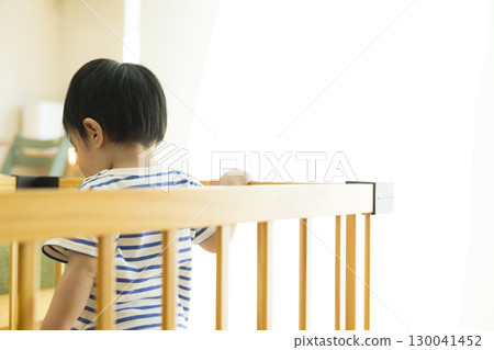 嬰兒在室內玩 130041452