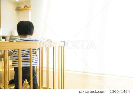 嬰兒在室內玩 130041454