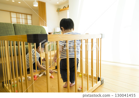 嬰兒在室內玩 130041455