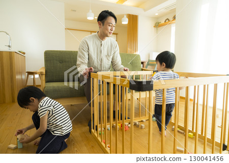 嬰兒在室內玩 130041456