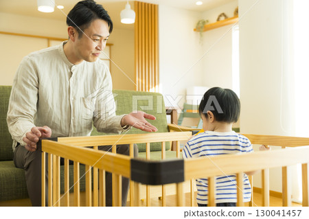 嬰兒在室內玩 130041457