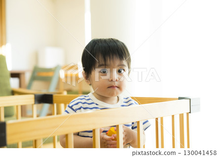 嬰兒在室內玩 130041458