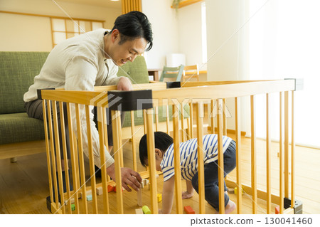 嬰兒在室內玩 130041460