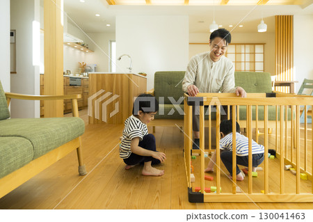 嬰兒在室內玩 嬰兒在室內玩 130041463