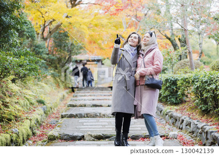 Foreign parent and child Kyoto sightseeing Autumn leaves Foreign parent and child Kyoto sightseeing Autumn leaves 130042139