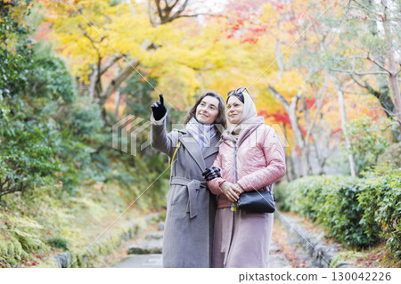 外國父母與孩子京都觀光紅葉 130042226