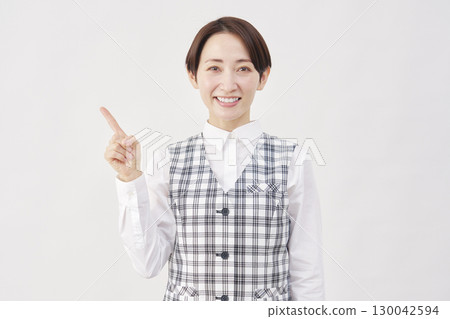 指向左邊的女職員，白色背景 130042594