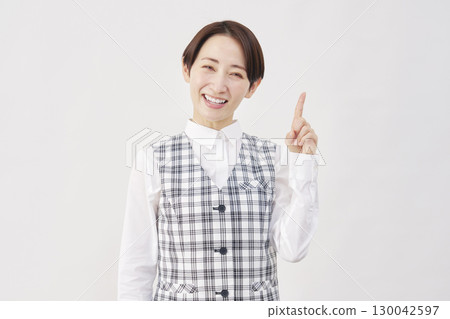 指向右邊的白色背景的女性辦公室職員 130042597