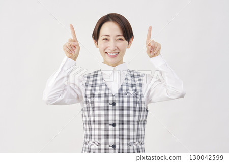 女性辦公室職員指向白色背景 130042599