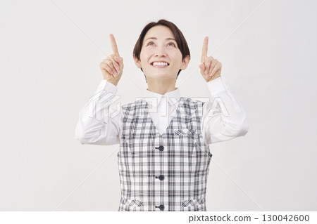 女性辦公室職員指向白色背景 130042600