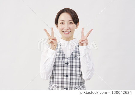 女辦公室職員，和平標誌，手，白色背景 130042624