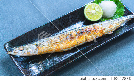 烤鹽秋刀魚佐蘿蔔泥和酢橘的日式料理 烤鹽秋刀魚佐蘿蔔泥和酢橘的日式料理 130042878