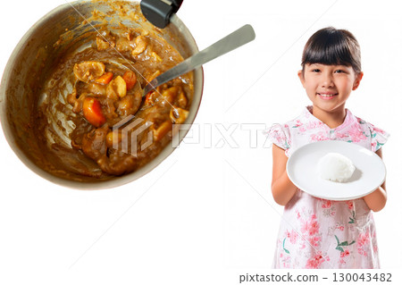 一個女孩拿著一盤幾乎看不見的咖哩和白米飯 130043482