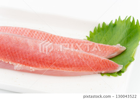 盤子上煮熟的金目鯛的特寫 130043522