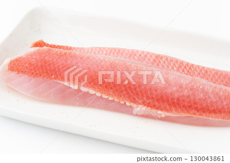 盤子上煮熟的金目鯛的特寫 盤子上煮熟的金目鯛的特寫 130043861