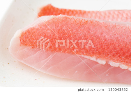 盤子上煮熟的金目鯛的特寫 130043862