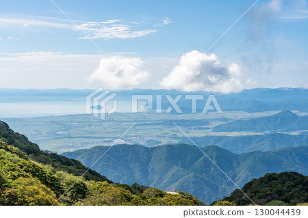 從岐阜縣關原町伊吹山車道停車場的觀景台眺望琵琶湖 130044439