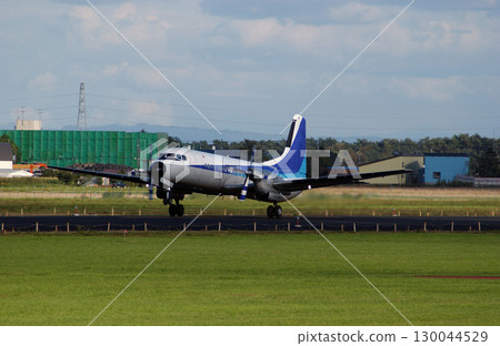 一架螺旋槳飛機從當地機場起飛 130044529