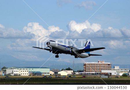 一架螺旋槳飛機在藍天背景下起飛 一架螺旋槳飛機在藍天背景下起飛 130044530