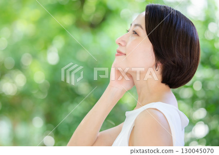 清爽的中年女人 130045070